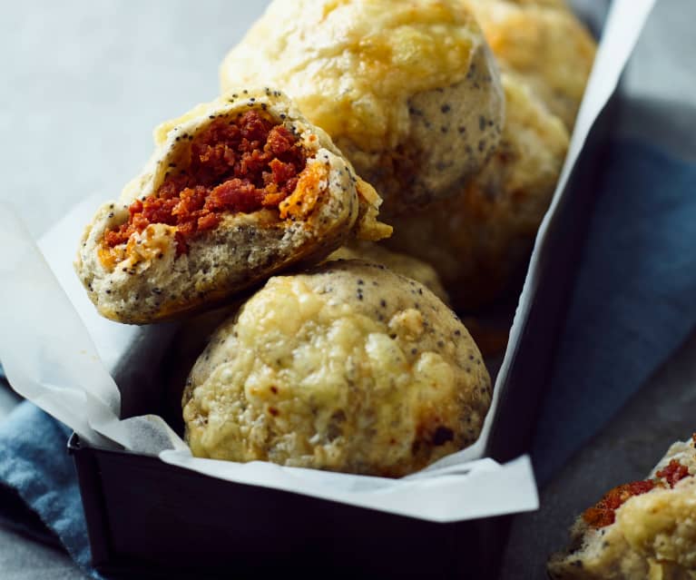 Mohn-Brötchen mit Chorizo-Füllung