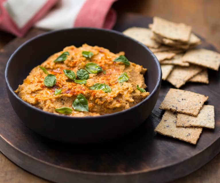 Sundried tomato hommus with crackers