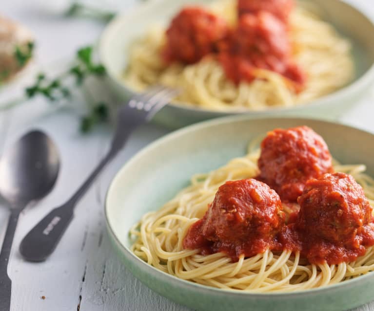 Hackbällchen in Tomatensauce zu Nudeln