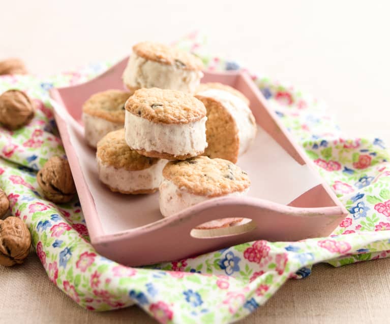 Sanduíche de cookies com gelado de noz