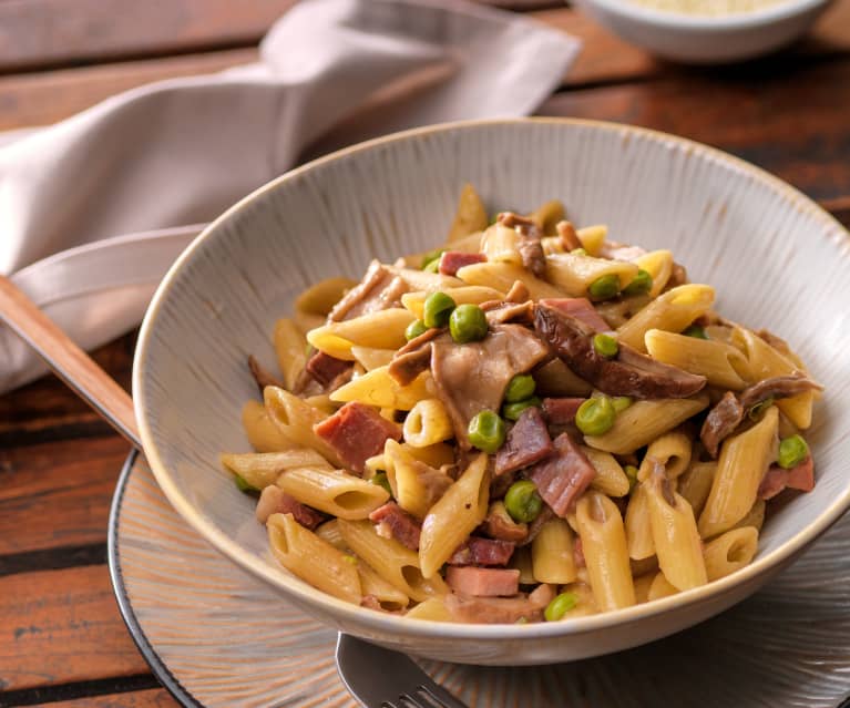 Penne pisellini, funghi e speck