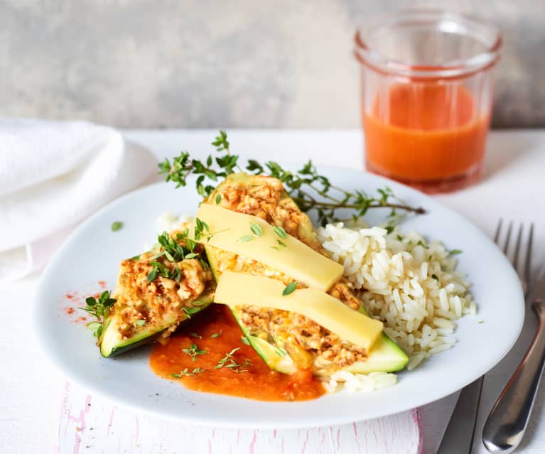 Gefüllte Zucchini mit Tomatensauce und Reis