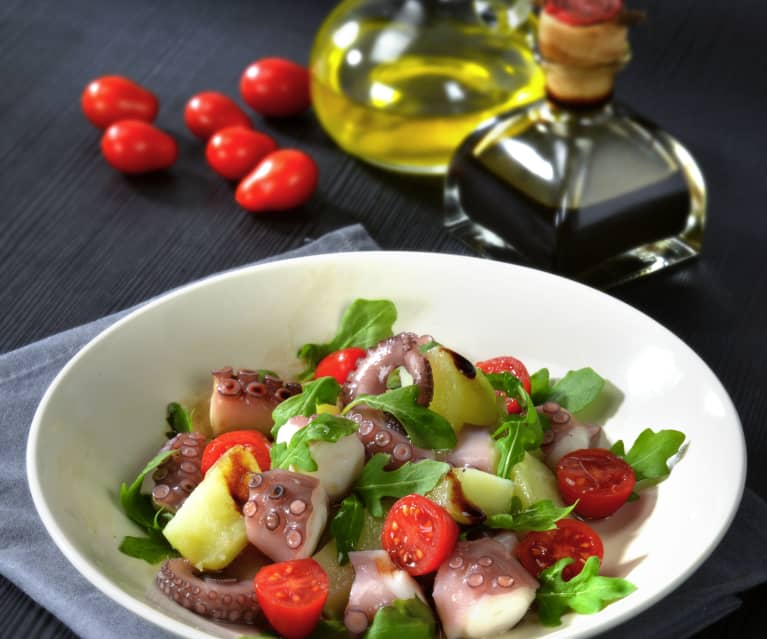 Insalata di polpo con pomodorini e rucola