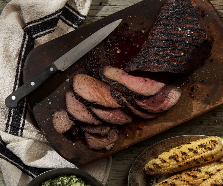 Gewürztes Tri-Tip Rindfleisch mit gegrillten Maiskolben und Rahmspinat