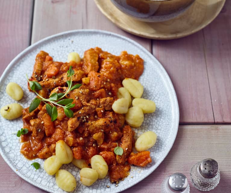 Schweine-Tomaten-Geschnetzeltes mit Gnocchi