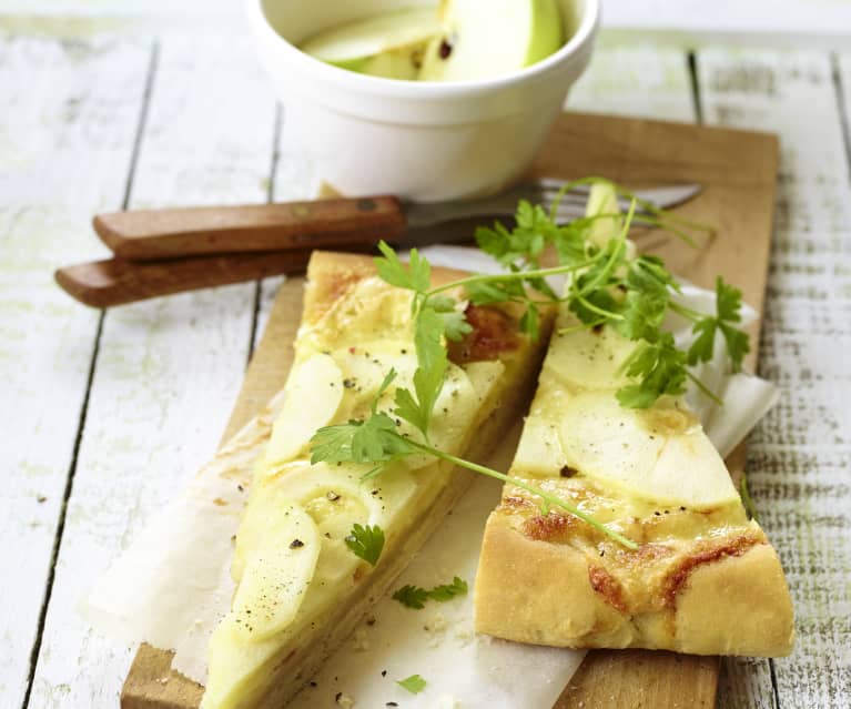 Pizza mit Äpfeln und Brie