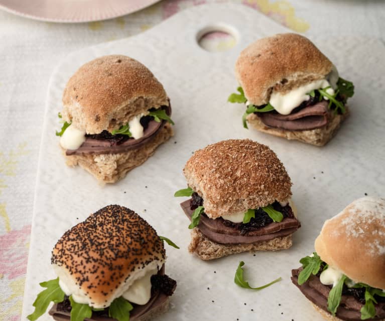 Små sandwiches med oksekød, rødbedechutney og peberrod