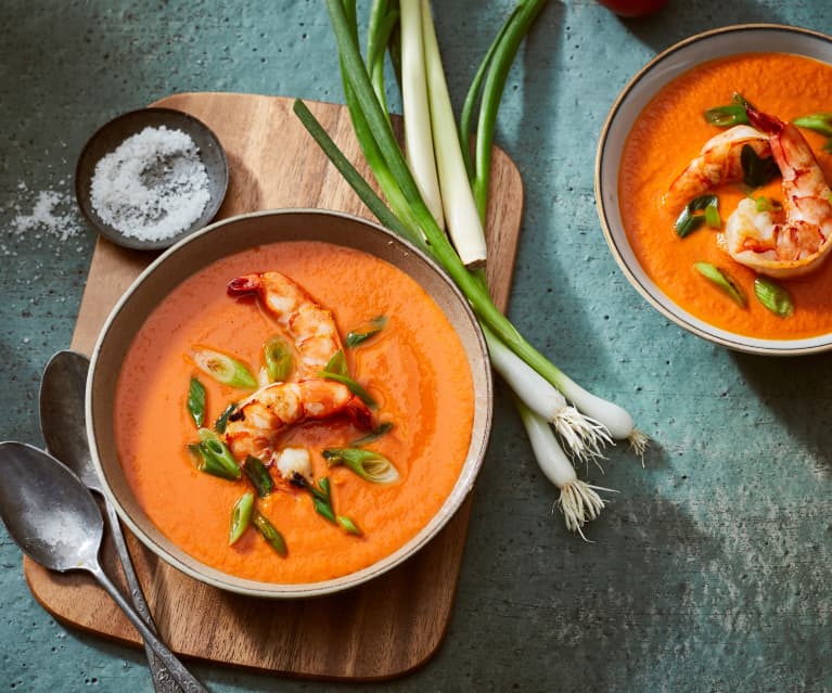 Tomaten-Kokos-Suppe mit Garnelen