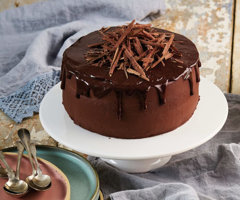 Bolo de aniversário simples feminino branco coberto com manteiga