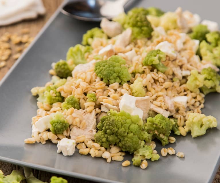 Insalata di grano, tacchino e cavolfiore