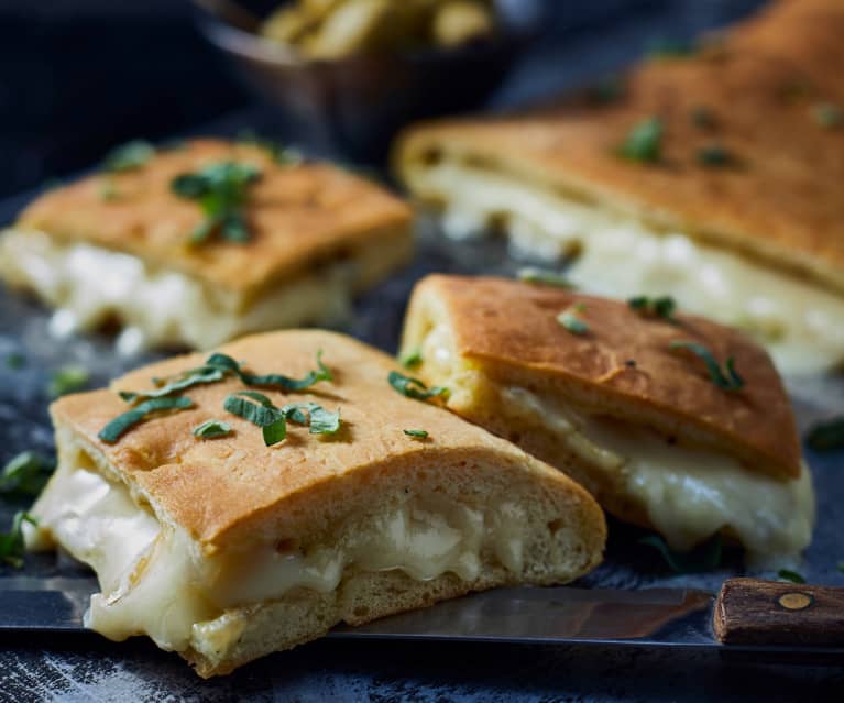 Gefüllte Focaccia Quattro Formaggi