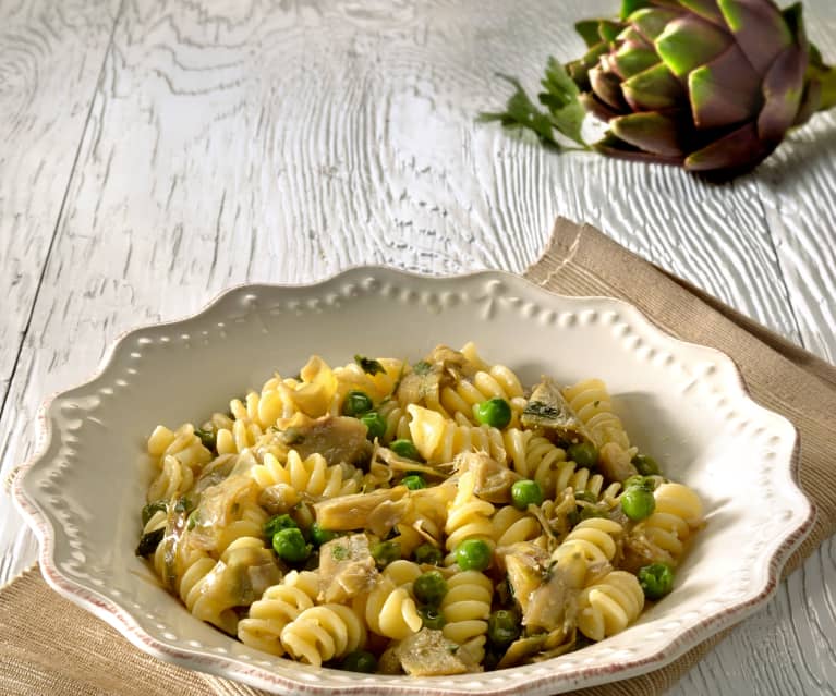 Fusilli con alcachofas y guisantes