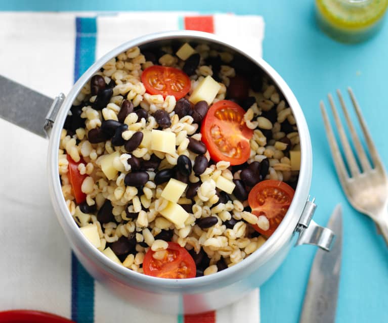 Salada de feijão com trigo perlado e tomate