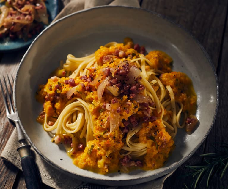 Linguine mit Kürbis-Sugo und Specktopping