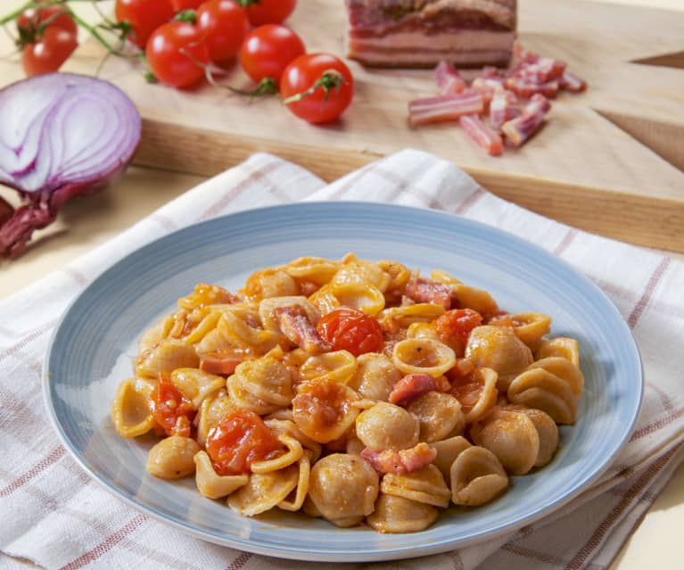 Orecchiette integrali con pomodori, bacon e cipolle