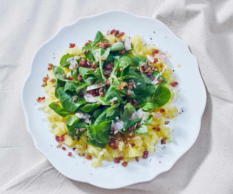 Feldsalat auf Kartoffelbett mit Specktopping