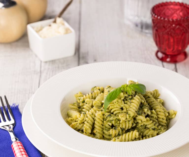 Pasta con pesto di nocciole e basilico (1 porzione)