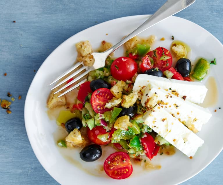 Salade à la grecque et croûtons