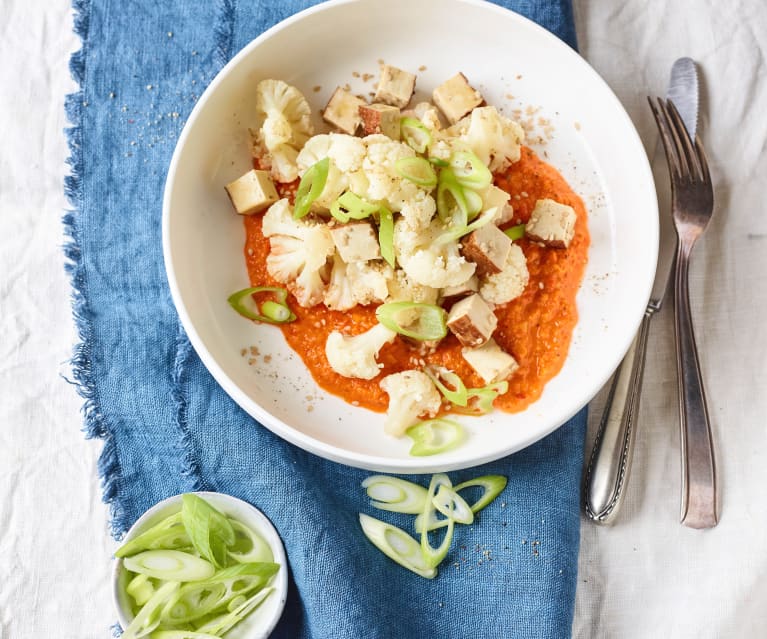 Sesam-Blumenkohl-Tofu mit Paprikasauce