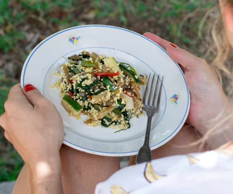 Millet com legumes e molho tahini