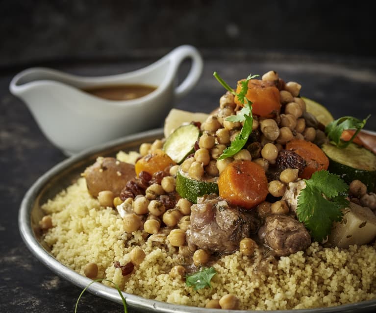 Couscous mit Hähnchen, Lamm und scharfer Bratwurst