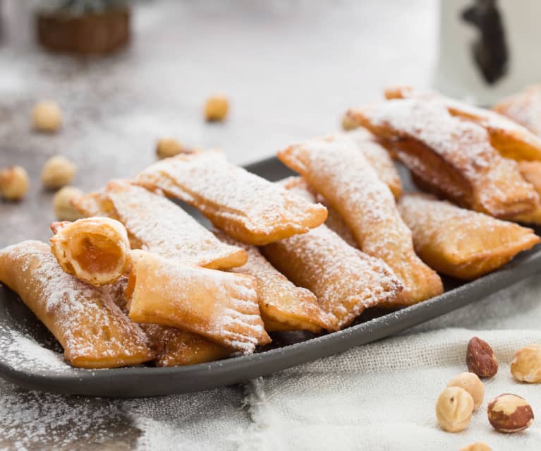 Casadielles de dulce de manzana con avellanas