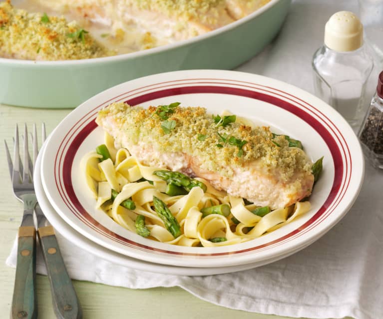 Salmón en costra de almendras con tagliatelle de espárragos