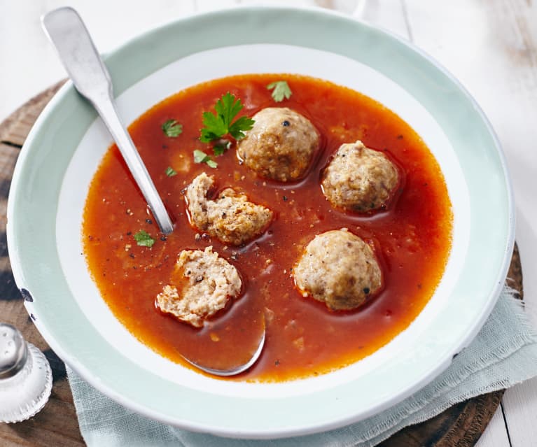 Rote Zwiebelsuppe mit Hackbällchen