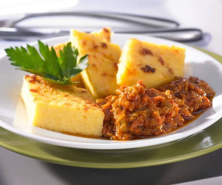 Tomaten-Paprika-Pisto als Gemüseergänzung zu Parmesan-Polenta-Rauten