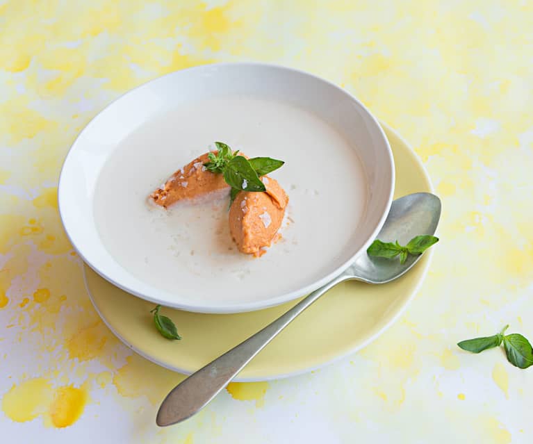 Helado de pimientos del piquillo confitados con ajoblanco