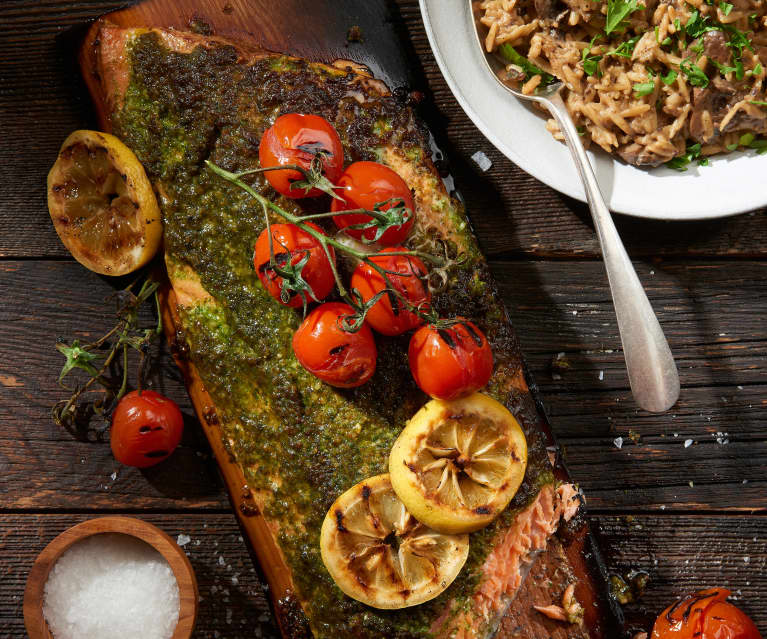 Saumon au pesto grillé sur planche et orzotto aux champignons