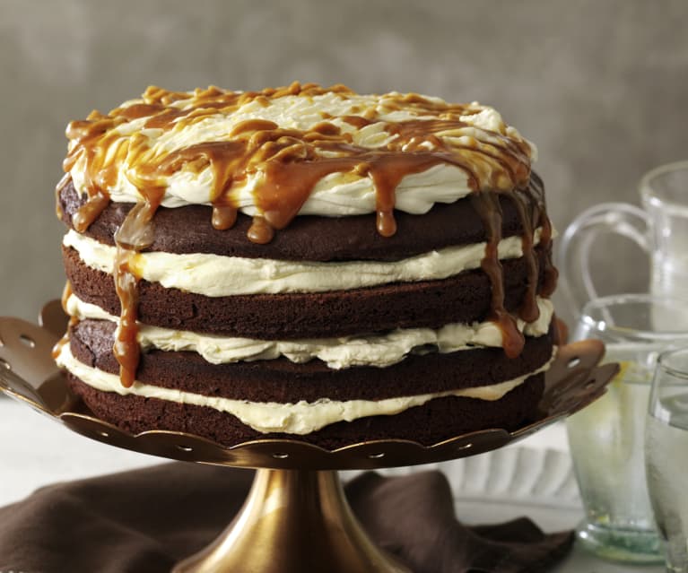 Brownie-Sahne-Torte mit gesalzener Karamellsauce