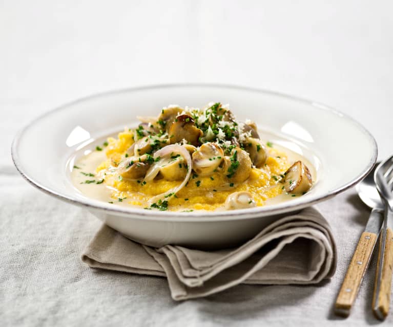 Polenta con ragù di funghi