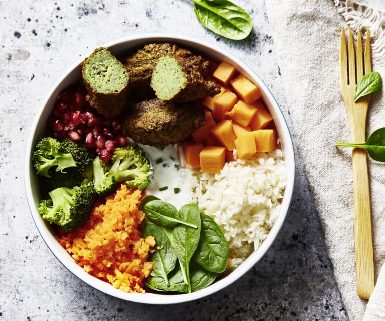 Buddha bowl aux falafels de lentilles, grenade et légumes variés