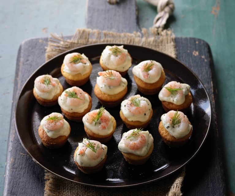 Canapè di polenta con gamberi e maionese all'aneto