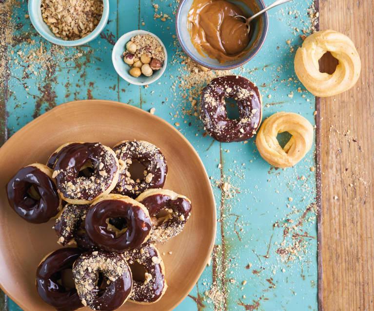 Donuts de massa choux com doce de leite