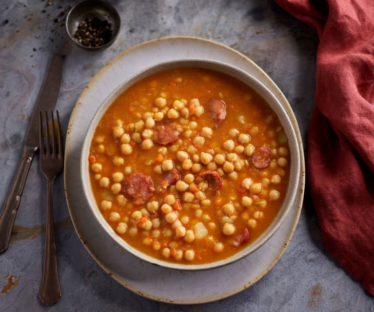 Guiso de garbanzos con verduras y chorizo