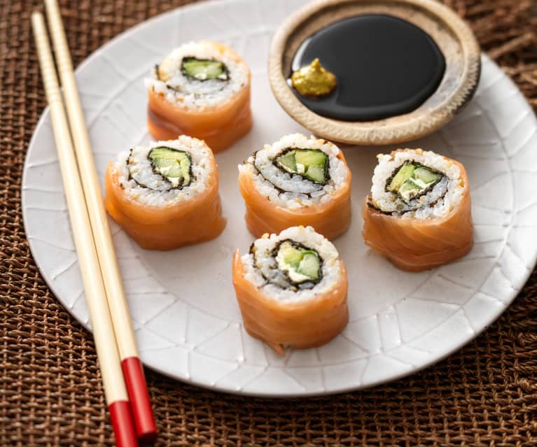 salmon maki roll