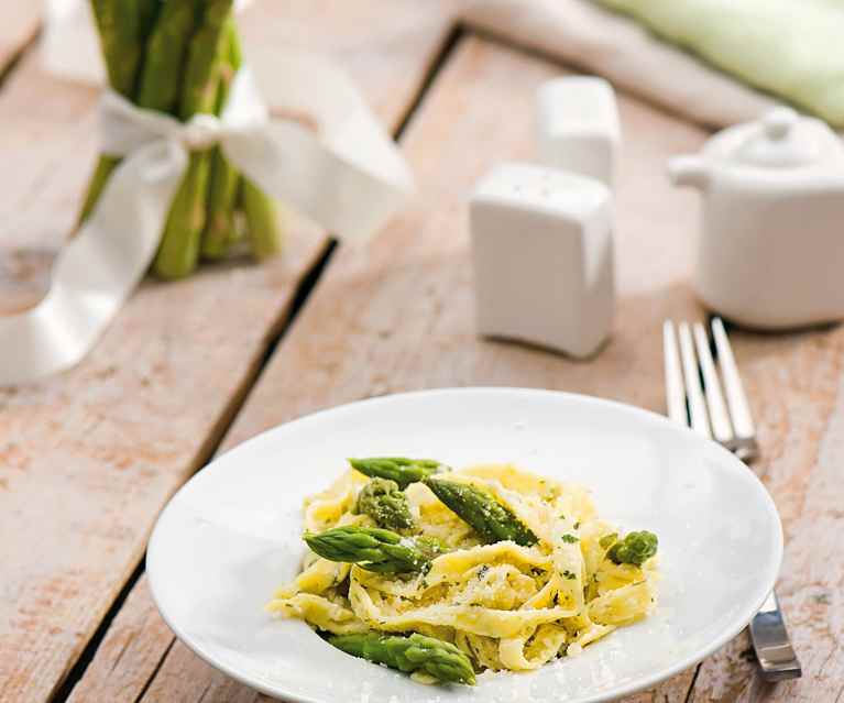 Tagliatelle z zielonymi szparagami Tagliatelle z zielonymi szparagami