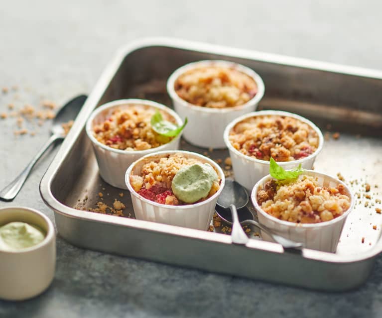 Crumble aux fraises et aux pommes, crème au basilic