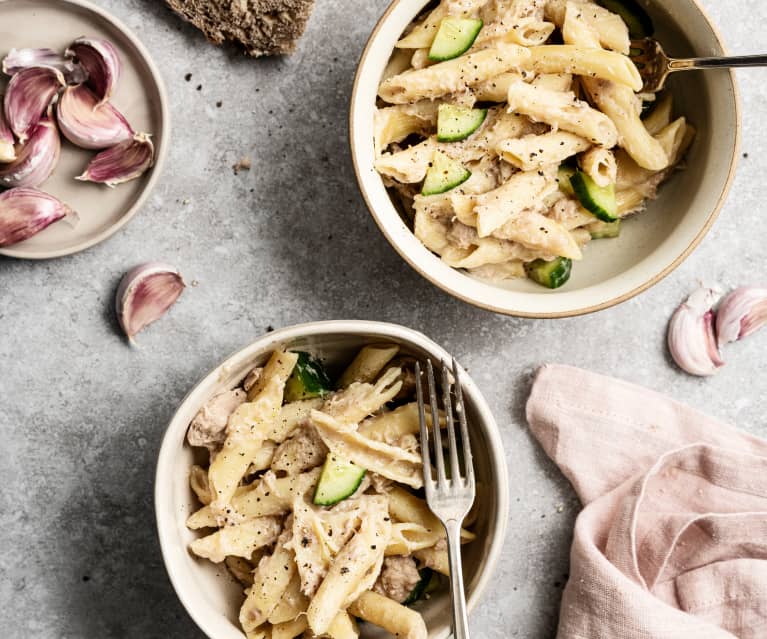 Ensalada de pasta con atún y pepino