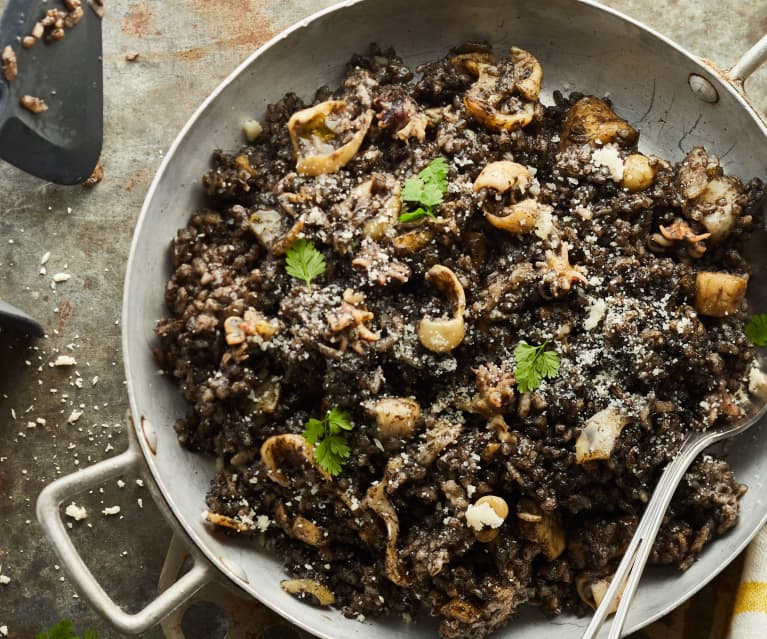 Tagliolini à l'encre de seiche et poissons