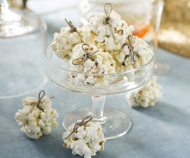 Bolas de frutas secas con chocolate y palomitas