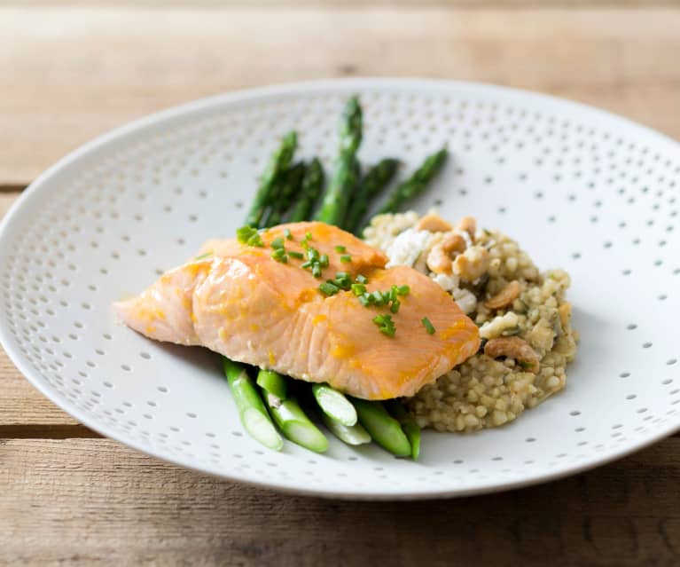 Filetti di salmone con grano saraceno e asparagi