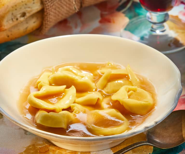 Tortellini de carne en caldo