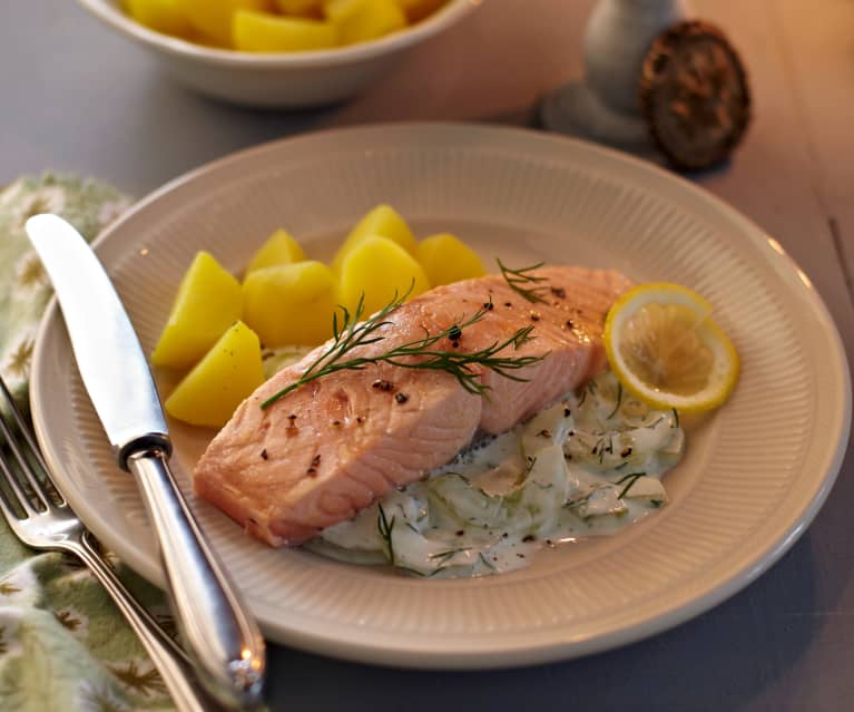 Lachs mit Kartoffeln und Schmandgurken