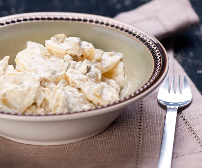 Kartoffelsalat mit Mayonnaise und Eiern