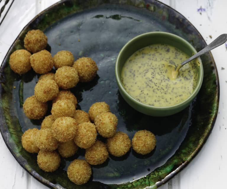 Bolinhas de mandioca com molho de limão e sementes de papoila