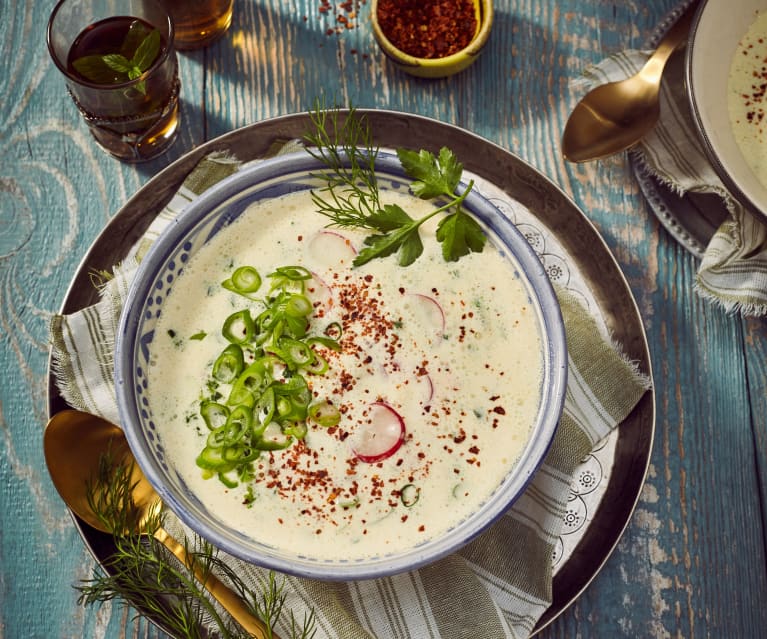 Gekühlte Joghurtsuppe mit Zitrone