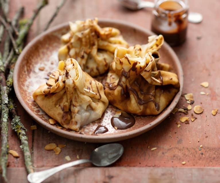 Aumônière de crêpe poire-banane, sauce chocolat